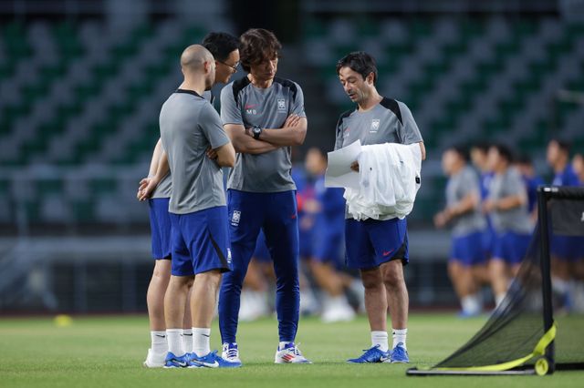 홍명보 축구국가대표팀 감독(가운데)과 티아고 마이아 전력분석관(왼쪽), 주앙 아로수 수석코치가 지난해 9월 고양종합운동장에서 진행된 대표팀 후련에서 상의하고 있다. 사진제공｜대한축구협회