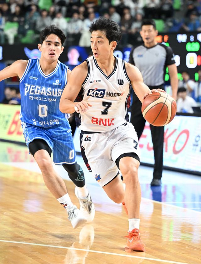 KCC 허훈(오른쪽)이 18일 대구체육관에서 벌어진 ‘2025~2026 LG전자 프로농구’ 가스공사와 원정경기에서 샘조세프 벨란겔의 수비를 뚫고 공격을 시도하고 있다. 허훈은 28점·7어시스트의 활약으로 팀의 94-93 승리를 이끌었다. 사진제공｜KBL