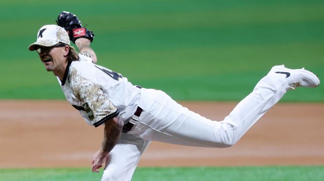 LG는 18일 호주의 좌완 웰스와 아시아쿼터 계약을 체결했다. KBO 경험을 지닌 웰스를 영입하며 2년 연속 통합우승을 향한 기대감을 키우고 있다. 사진은 키움 소속으로 활약했던 당시 웰스.｜뉴시스