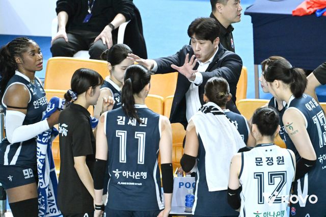 김종민 한국도로공사 감독(가운데)은 팀의&nbsp;개막 7연승을 이끌었지만 아직도 배가 고프다. 창단 최다 연승(12연승)을 달린 2021~2022시즌보다 전력이 약하다는 생각에 유기적인 움직임은 늘리고 기복은 줄여야 한다고 강조했다. 사진제공│KOVO