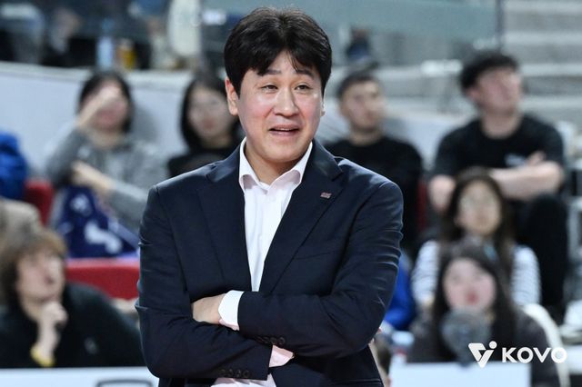 김종민 한국도로공사 감독은 팀의 개막 7연승을 이끌었지만 아직도 배가 고프다. 창단 최다 연승(12연승)을 달린 2021~2022시즌보다 전력이 약하다는 생각에 유기적인 움직임은 늘리고 기복은 줄여야 한다고 강조했다. 사진제공│KOVO