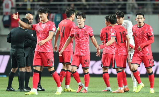 축구국가대표 선수들이 18일 서울월드컵경기장에서 열린 가나와 친선전에서 1-0으로 이긴 뒤 서로 격려하고 있다. 상암｜뉴시스