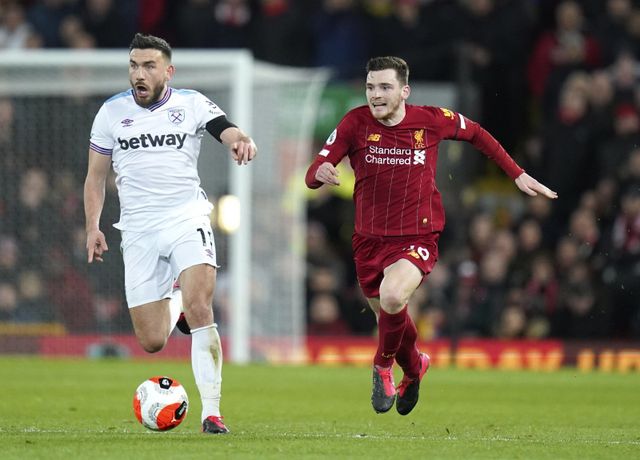 스코틀랜드대표팀 주장 로버트슨(오른쪽)은 19일(한국시간) 고국의 27년만의 월드컵 본선행이 확정된 뒤 올해 7월 세상을 떠난 팀 동료 조타를 향한 애틋함을 드러냈다. 그는 과거 조타와 함께 월드컵 출전에 대한 희망과 꿈을 나누던 시절을 언급하며 눈물을 펑펑 쏟았다. AP뉴시스