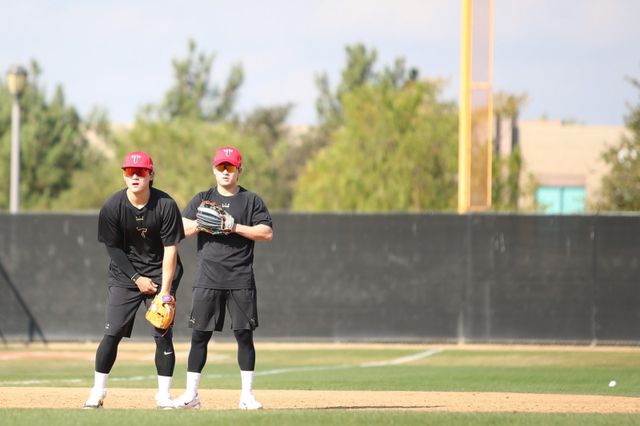 KIA는 박찬호가 18일 두산과 FA 계약을 체결하며 유격수 자리에 공백이 생겼다. 팀의 미래인 김도영(왼쪽)과 윤도현(오른쪽)&nbsp;중 한 명이 유격수 자리를 채워주길 원하고 있다. 사진제공｜KIA 타이거즈