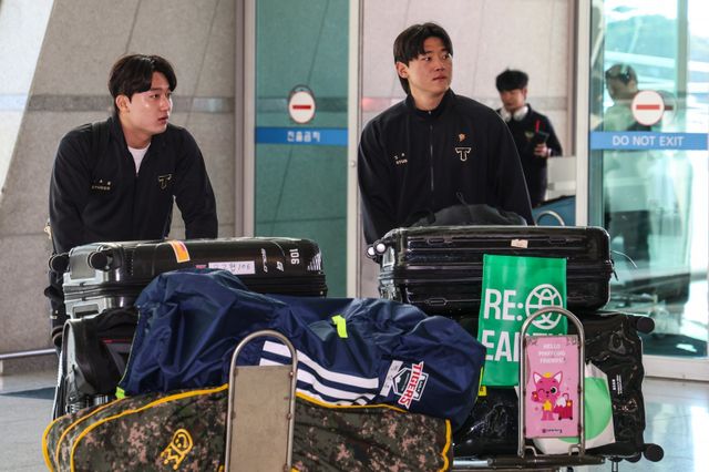 KIA는 박찬호가 18일 두산과 FA 계약을 체결하며 유격수 자리에 공백이 생겼다. 팀의 미래인 김도영(오른쪽)과 윤도현(왼쪽)&nbsp;중 한 명이 유격수 자리를 채워주길 원하고 있다. 사진제공｜KIA 타이거즈