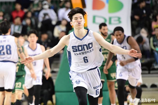소노 이정현(오른쪽)이 18일 원주종합체육관서 열린&nbsp;DB전 도중 3점포를 가동한 뒤 세리머니 하고 있다. 사진제공｜KBL