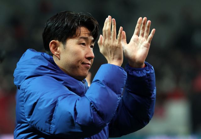 손흥민은 19일 서울중앙지방법원 형사20단독 임정빈 판사 심리로&nbsp;열린&nbsp;20대 여성 양모씨와 40대 남성 용모씨의 공갈 및 공갈미수 혐의 재판에 증인으로 나섰다. 18일 가나와 친선전이 끝난 뒤 관중에게 인사하는 손흥민. 상암｜뉴시스