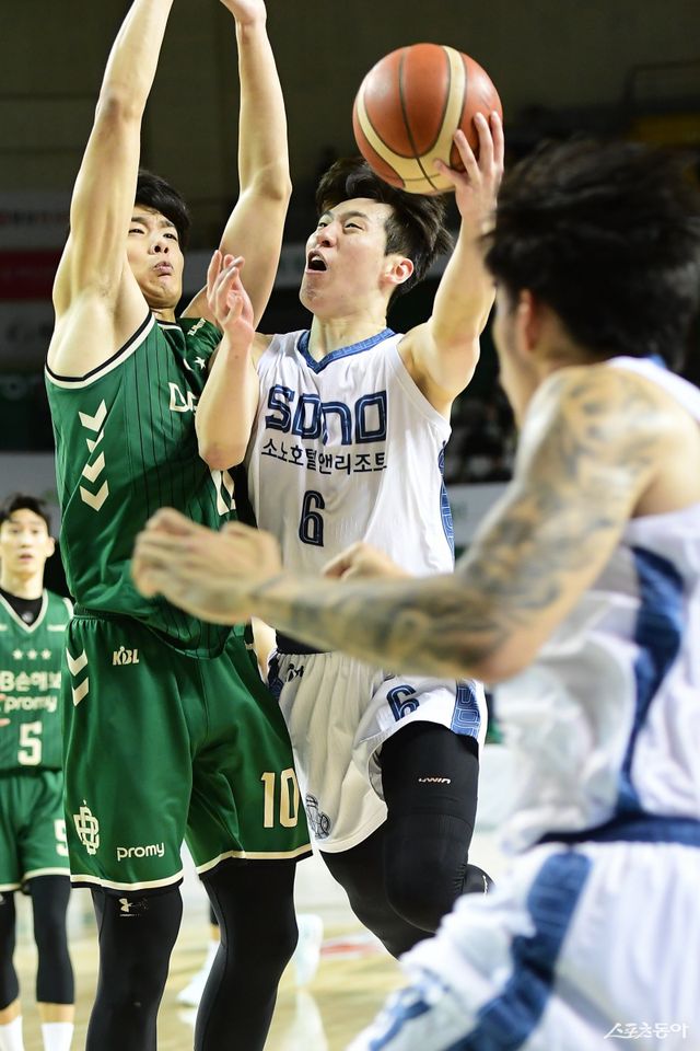 소노 이정현(오른쪽)이 18일 원주종합체육관서 열린&nbsp;DB전 도중 김보배의 수비를 피해 레이업슛을 시도하고 있다. 사진제공｜KBL