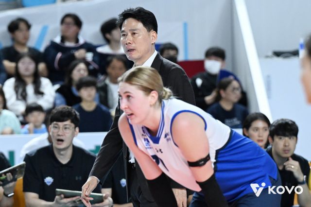 강성형 현대건설 감독(뒤)은 카리(앞)를 비롯한 주전 4명이 부상 관리가 필요한 몸 상태라 걱정이 크다. 선두 경쟁을 하다 최근 4연패를 당해 4위로 추락한 까닭에 주전들에게 휴식을 부여하기도 힘든 상황이다. 사진제공│KOVO