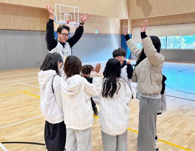 2025 스포츠드림데이 행사에서 한국스포츠레저 관계자와 아이들이 체험 프로그램에 참여하고 있다.