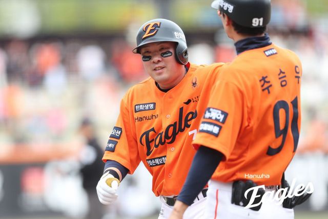 키움은 19일 열린 2차 드래프트서 베테랑 안치홍(왼쪽)을 영입했다. 타선의 중심을 잡아 줄 선수로 많은 기대를 하고 있다. 사진제공｜한화 이글스