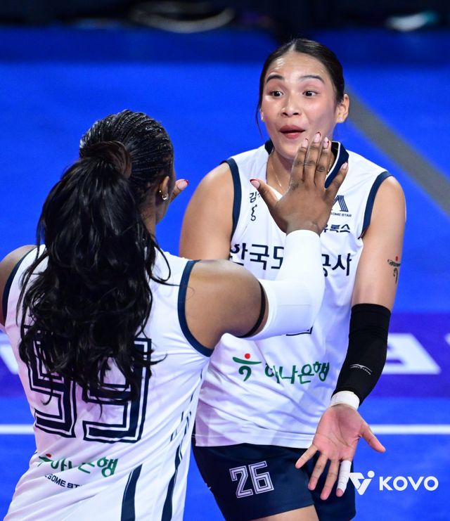 도로공사 모마(앞)와 타나차가 19일 화성종합체육관에서 벌어진 IBK기업은행과 V리그 여자부 2라운드 원정경기에서 득점한 뒤 기뻐하고 있다. 모마(17점), 강소휘(16점), 타나차(14점)가 도합&nbsp;47점을 기록한 도로공사가 3-0으로 이겨 8연승을 달렸다. 사진제공│KOVO