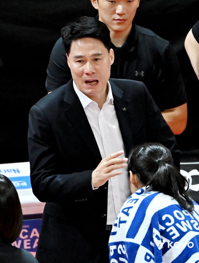 강성형 현대건설 감독(뒤)은 주전 7명 중 4명이 부상 관리가 필요한&nbsp;몸 상태라 걱정이 크다. 선두 경쟁을 하다&nbsp;최근 4연패를 당해 4위로 추락한 까닭에 주전들에게 휴식을 부여하기도 힘든 상황이다. 사진제공│KOVO