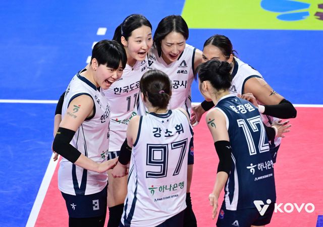 도로공사 선수들이 19일 화성종합체육관에서 벌어진 IBK기업은행과 V리그 여자부 2라운드 원정경기에서 득점한 뒤 기뻐하고 있다. 모마(17점), 강소휘(16점), 타나차(14점)가 도합&nbsp;47점을 기록한 도로공사가 3-0으로 이겼다. 사진제공│KOVO