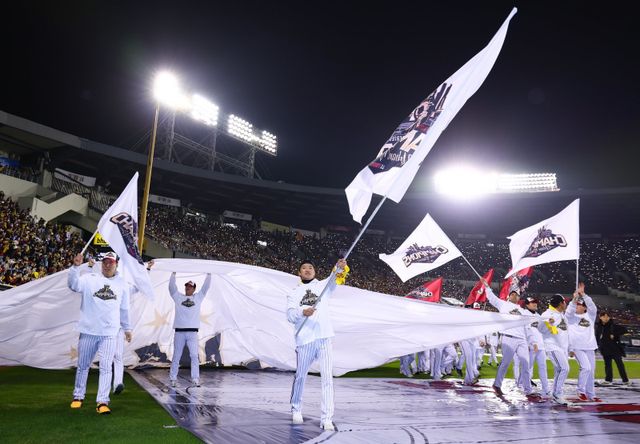 LG는 지난달 31일 대전서 열린 한화와 KS 5차전서 4-1로 승리하며 2023시즌 이후 2년 만에 통합 우승을 확정했다. 팀의 다음 목표는 2010년대 삼성처럼 탄탄한 왕조를 구축하는 것이다.｜뉴시스