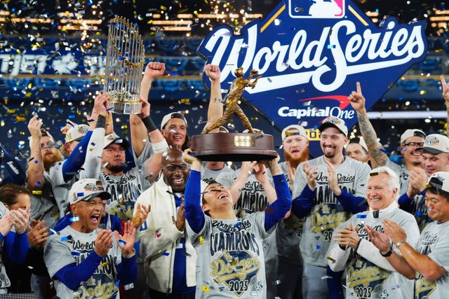 야마모토 요시노부(가운데) 등 LA 다저스 선수들이 2일(한국시간) 로저스센터에서 열린 토론토와 WS 7차전에서 5-4로 승리하며 2년 연속 WS를 제패한 뒤 환호하고 있다. 다저스는 통산 9번째이자 2년 연속 정상에 올랐고, 야마모토는 올해 WS서 3경기 3승, ERA 1.02의 활약으로 MVP를 차지했다. 토론토(캐나다 온타리오주)｜AP뉴시스