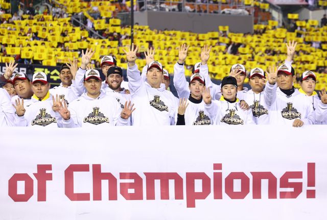 LG는 지난달 31일 대전서 열린 한화와 KS 5차전서 4-1로 승리하며 2023시즌 이후 2년 만에 통합 우승을 확정했다. 팀의 다음 목표는 2010년대 삼성처럼 탄탄한 왕조를 구축하는 것이다.｜뉴시스