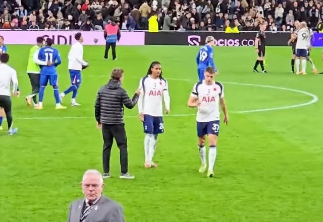 토마스 프랑크 감독이 첼시전 직후 청한 악수를 거부한 미키 판더펜과 제드 스펜스. 한 토트넘 팬이 유튜브에 올린 영상이 화제를 낳고 있다. 영상캡처｜유튜브