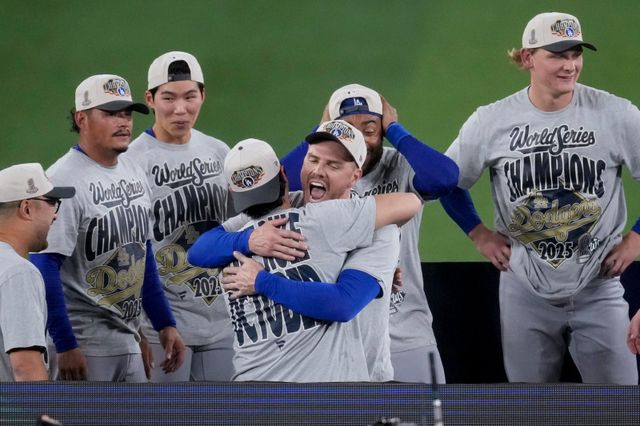 프레디 프리먼(가운데) 등 LA 다저스 선수들이 2일(한국시간) 로저스센터에서 열린 토론토와 WS 7차전에서 5-4로 승리하며 2년 연속 WS를 제패한 뒤 환호하고 있다. 다저스는 통산 9번째이자 2년 연속 정상에 올랐다. ‘코리안 빅리거’ 김혜성(왼쪽에서 2번째)는 한국 선수로는 2001년 애리조나 김병현에 이어 2번째로 WS 반지를 손에 넣었다. 토론토(캐나다 온타리오주)｜AP뉴시스