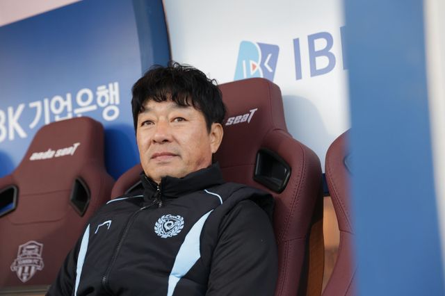 김병수 대구 감독이 2일 K리그1 수원FC 원정경기 도중 그라운드를 응시하고 있다. 사진제공｜한국프로축구연맹