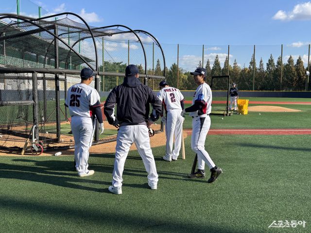 2일 고양국가대표야구훈련장에서 야구국가대표팀이 첫 훈련을 진행했다.&nbsp;한동희(왼쪽), 송성문(오른쪽) 등 타자들이 훈련 도중 대화를 나누고 있다. 고양｜강산 기자 posterboy@donga.com