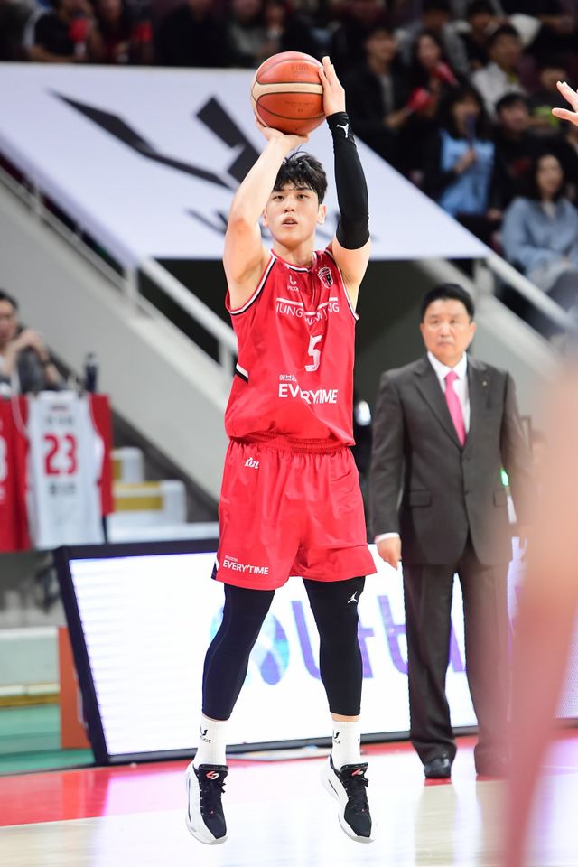 정관장 변준형은 2일 안양에서 열린 소노와 홈경기서 3점슛 4개를 포함해 올 시즌 최다 22점을 올리며 5연승에 힘을 보탰다. 사진제공｜KBL