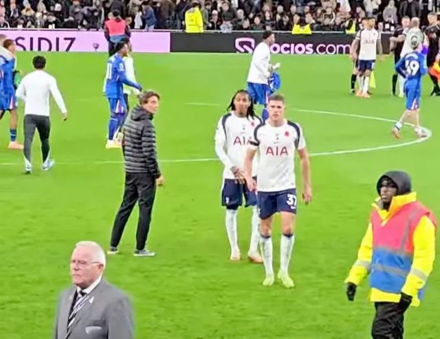 토마스 프랑크 감독이 첼시전 직후 청한 악수를 거부한 미키 판더펜과 제드 스펜스. 한 토트넘 팬이 유튜브에 올린 영상이 화제를 낳고 있다. 영상캡처｜유튜브