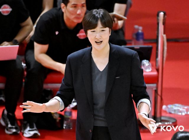 페퍼저축은행 장소연 감독이 2일 인천삼산월드체육관에서 열린 흥국생명과 원정경기서 세트 스코어 3-0 완승을 거둔 뒤 “오늘까지만 좋은 기분을 즐기겠다. 다시 앞을 향해 나아가겠다”고 말했다. 사진제공｜KOVO