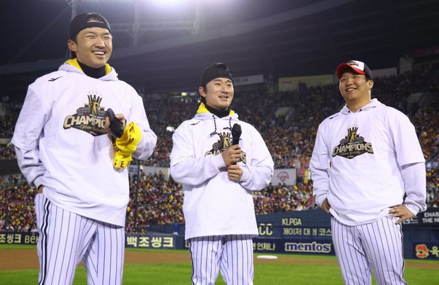 LG 박해민, 신민재, 문보경(왼쪽부터)이 1일 잠실구장에서 열린 ‘한국시리즈 통합우승 IN 잠실’ 행사에서 팬들에게 인사말을 하고 있다.잠실｜뉴시스