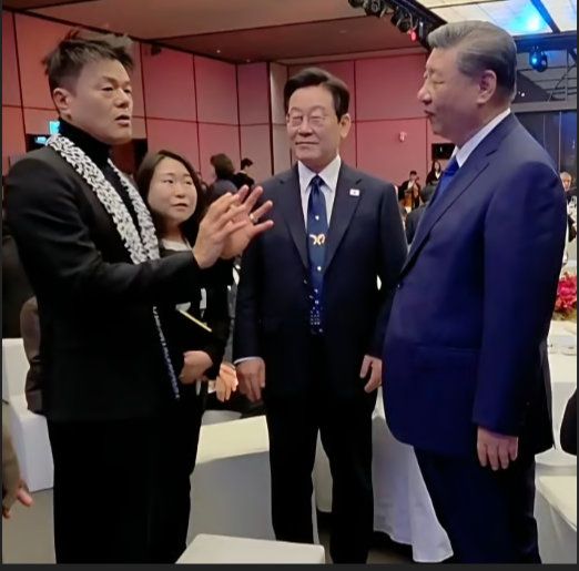 1일 APEC 한중 정상회담 이후 진행된 국빈 만찬에서 이재명 대통령(가운데)과 시진핑 중국 국가주석, 박진영 대중문화교류위원장(왼쪽)이 대화하고 있다. 사진|박진영 SNS 캡처