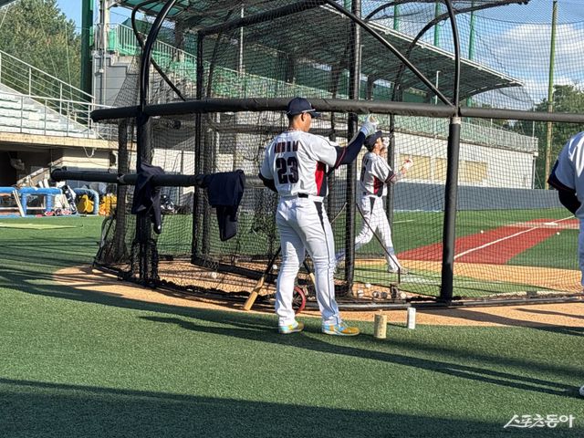 2일 고양국가대표야구훈련장에서 야구국가대표팀이 첫 훈련을 진행했다.&nbsp;안현민(23번)이 타격 훈련 순서를 기다리고 있다.&nbsp;고양｜강산 기자 posterboy@donga.com