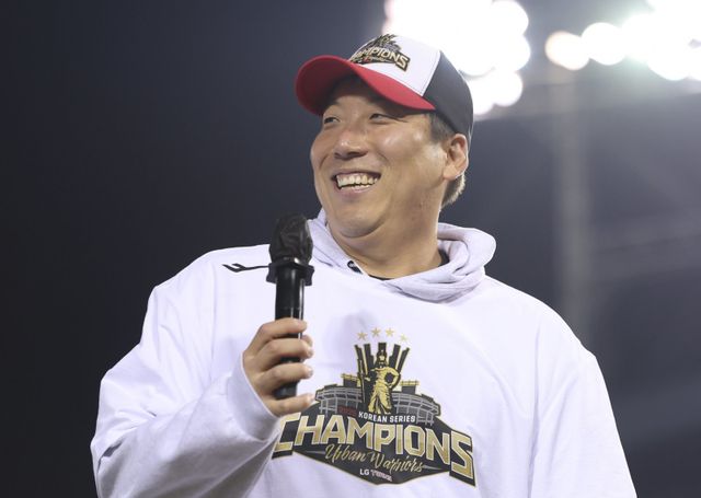 LG 김현수가 1일 잠실구장에서 열린 KS 우승 행사 도중 팬들을 향해 시리즈 MVP 선정된 소감을 밝히고 있다. 잠실｜뉴시스