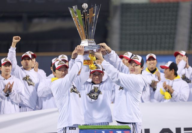 LG는 지난달 31일 대전서 열린 한화와 KS 5차전서 4-1로 승리하며 2023시즌 이후 2년 만에 통합 우승을 확정했다. 팀의 다음 목표는 2010년대 삼성처럼 탄탄한 왕조를 구축하는 것이다.｜뉴시스