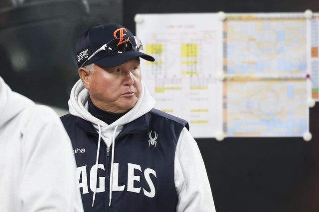 한화 김경문 감독이 31일 대전한화생명볼파크에서 열린 ‘2025 신한 SOL 뱅크 KBO PS’ LG와 한국시리즈 5차전 도중 그라운드를 응시하고 있다. 대전｜뉴시스