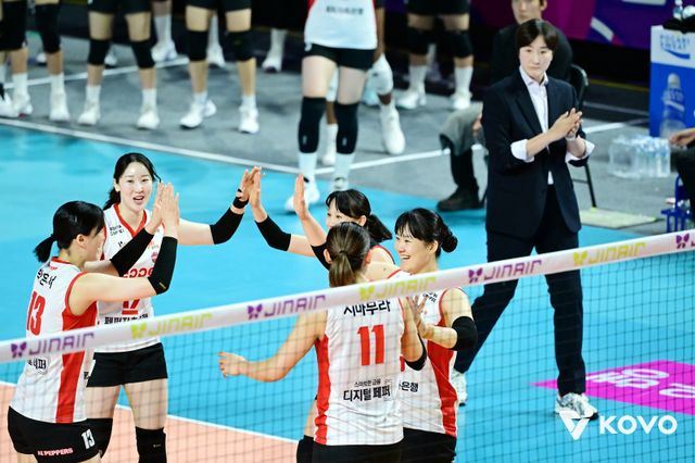 페퍼저축은행 선수들과 장소연 감독(오른쪽)이 2일 인천삼산월드체육관에서 열린 흥국생명과 원정경기에서 득점한 뒤 기뻐하고 있다. 사진제공｜KOVO