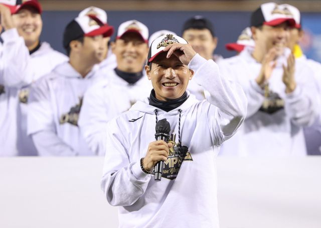 LG는 지난달 31일 대전서 열린 한화와 KS 5차전서 4-1로 승리하며 2023시즌 이후 2년 만에 통합 우승을 확정했다. 팀의 다음 목표는 2010년대 삼성처럼 탄탄한 왕조를 구축하는 것이다.｜뉴시스