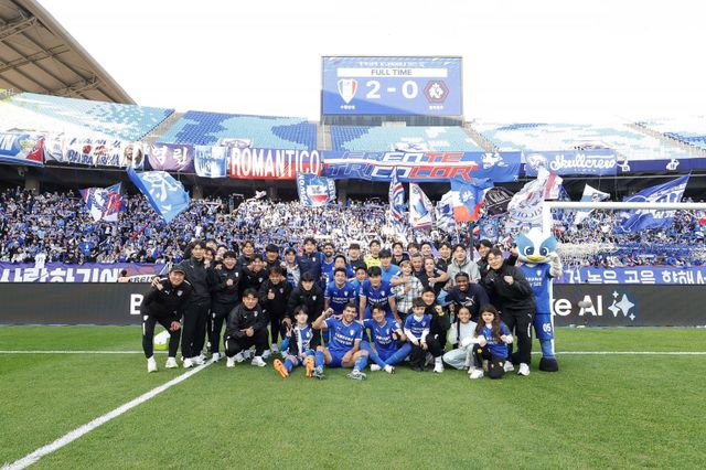 수원은 1일 수원월드컵경기장에서 열린 충북청주 K리그2 36라운드 홈경기에서 2-0으로 이겨 승강 PO행 티켓을 획득했다. 다음달 4일과 7일에 열릴 K리그1 11위와 홈&어웨이로 승강 PO를 치러 2년만의 K리그1 승격에 도전한다. 사진은 1일 충북청주전 승리 후 기뻐하는 수원 선수단. 사진제공│한국프로축구연맹