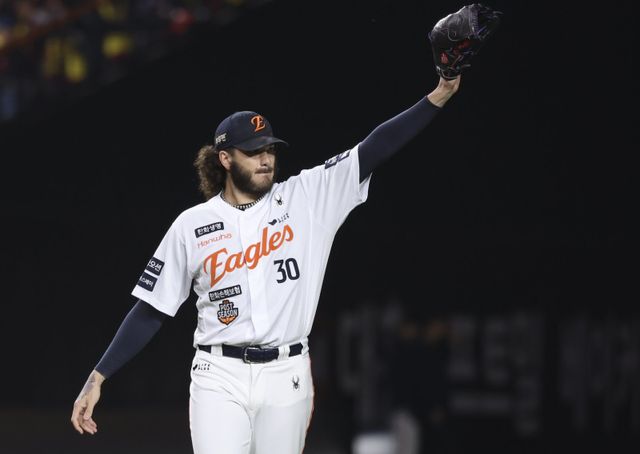 한화 코디 폰세가 지난달 31일 LG와 KS 5차전이 끝난 뒤 대전한화생명볼파크 마운드의 흙을 주머니에 담아 갔다. 대전｜뉴시스