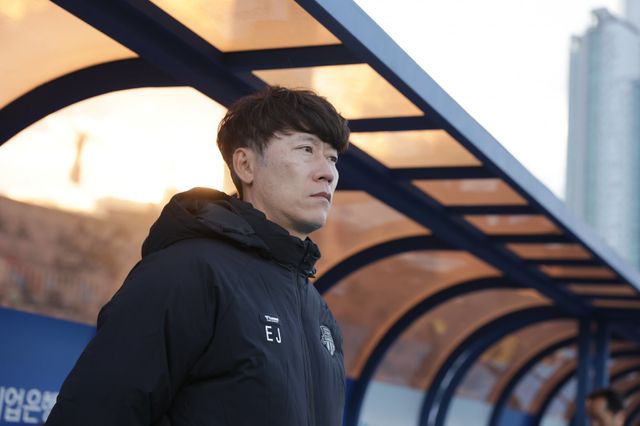 김은중 수원FC 감독이 2일 대구와 K리그1 홈경기 도중 그라운드를 응시하고 있다. 사진제공｜한국프로축구연맹