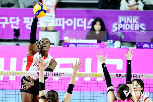 페퍼저축은행 외국인 공격수 조이(왼쪽)가 10일 인천삼산월드체육관에서 열린 흥국생명과 원정경기 도중 스파이크를 하고 있다. 사진제공｜KOVO