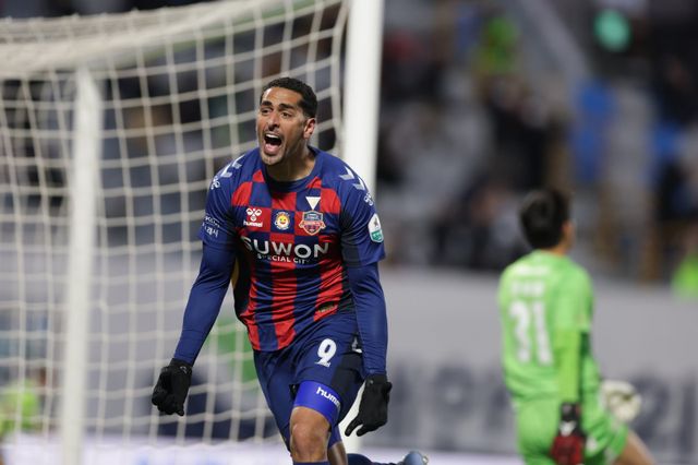 수원FC 싸박이 2일 대구와 K리그1 35라운드 홈경기서 헤더골을 터트린 뒤 환호하고 있다. 시즌 17호골로 득점 선두를 굳게 지켰다. 사진제공｜한국프로축구연맹