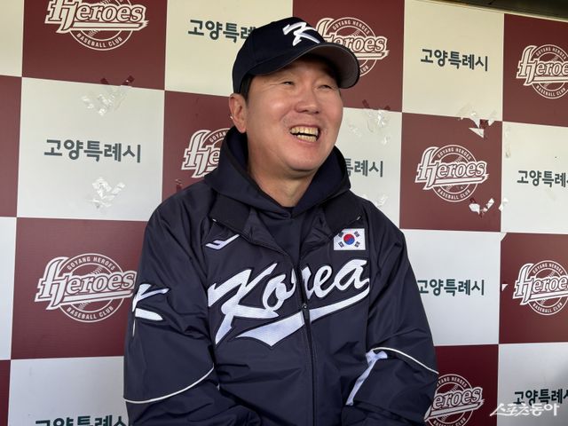 2일 고양국가대표야구훈련장에서 야구국가대표팀이 첫 훈련을 진행했다. 류지현 야구국가대표팀 감독이 2일 고양국가대표야구훈련장에서 진행된 대표팀 공식 훈련에 앞서 취재진과 인터뷰를 하고 있다. 고양｜강산 기자 posterboy@donga.com