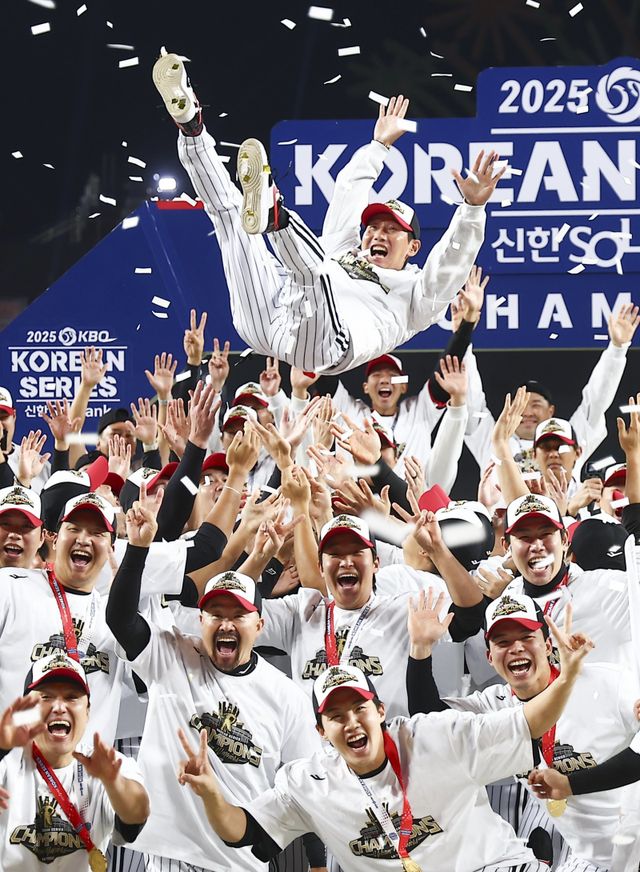 LG 염경엽 감독(위)이 31일 대전한화생명볼파크에서 열린 ‘2025 신한 SOL 뱅크 KBO PS’ 한화와 한국시리즈 5차전에서 4-1로 이겨 통합우승을 확정한 뒤 선수들로부터 헹가래 세리머니를 받고 있다. 대전｜뉴시스