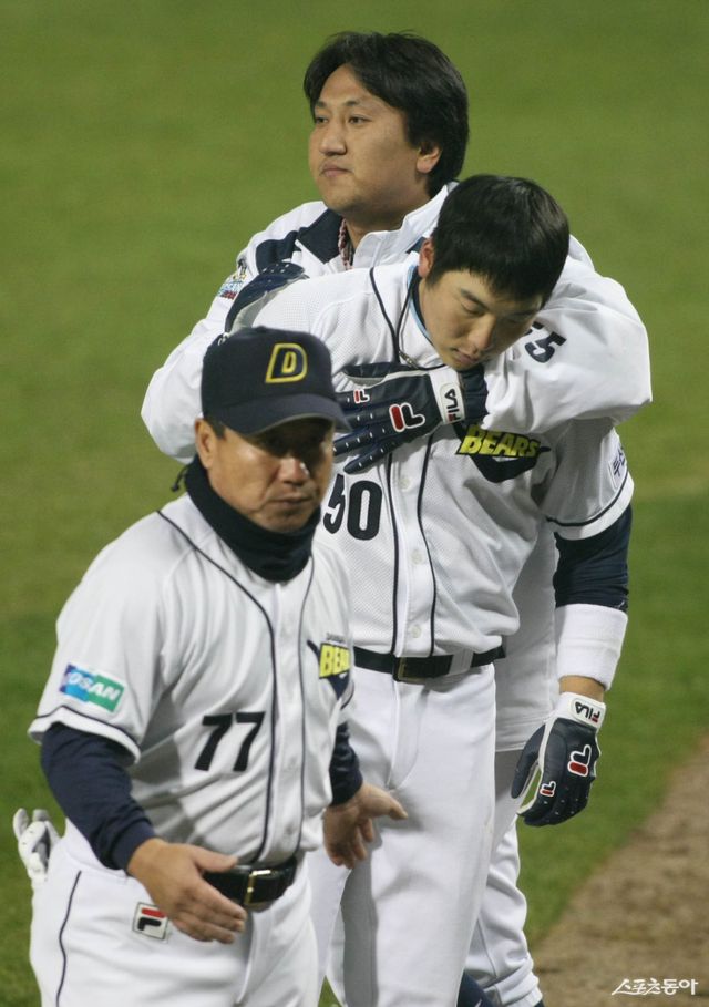 두산 시절 김현수가 2008년 10월 31일 잠실구장에서 열린 SK와 KS 5차전 9회말 1사 만루서 병살타를 친 뒤 선배 이승학에게 위로를 받고 있다. 스포츠동아DB