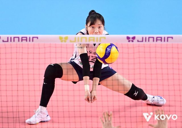 도로공사 문정원은 리베로 전향 첫 시즌 대다수 수비 지표에서 리그 최상위권에 이름을 올리며 팀의 선두 도약에 앞장섰다. 이젠&nbsp;수비형 아포짓 스파이커가 아닌 리베로로서 기량을 인정받겠다는 의지다. 사진제공│KOVO