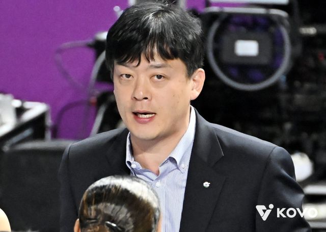 이영택 GS칼텍스 감독이 20일 흥국생명과 V리그 여자부 원졍경기 도중 선수들과 작전타임을 갖고 있다. 사진제공｜KOVO