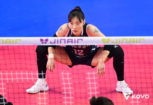 도로공사 문정원은 리베로 전향 첫 시즌 대다수 수비 지표에서 리그 최상위권에 이름을 올리며 팀의 선두 도약에 앞장섰다. 이젠&nbsp;수비형 아포짓 스파이커가 아닌 리베로로서 기량을 인정받겠다는 의지다. 사진제공│KOVO