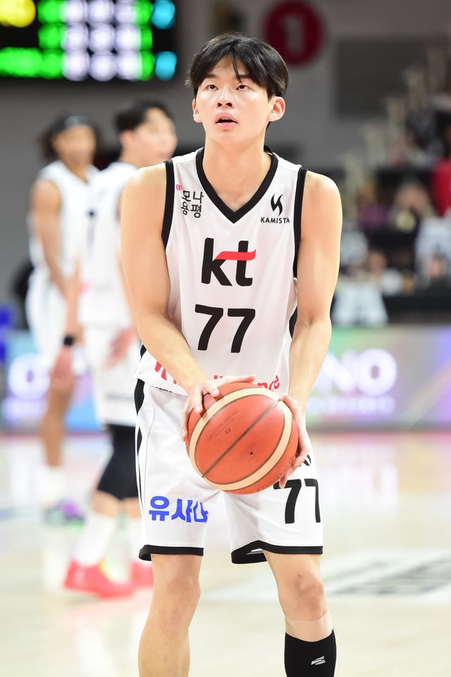 KT 강성욱은 19일 안양서 열린 정관장과 원정경기서 프로 데뷔전을 치러 가능성을 보였다. 그는 가드진 운영이 불안한 팀에 새로운 활력소가 될 수 있을까. 사진제공｜KBL