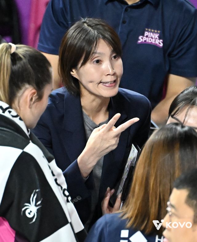 요시하라 도모코 흥국생명 감독이 20일 GS칼텍스와 V리그 여자부 인천 홈경기 도중 선수들에게 작전지시를 하고 있다. 사진제공｜KOVO