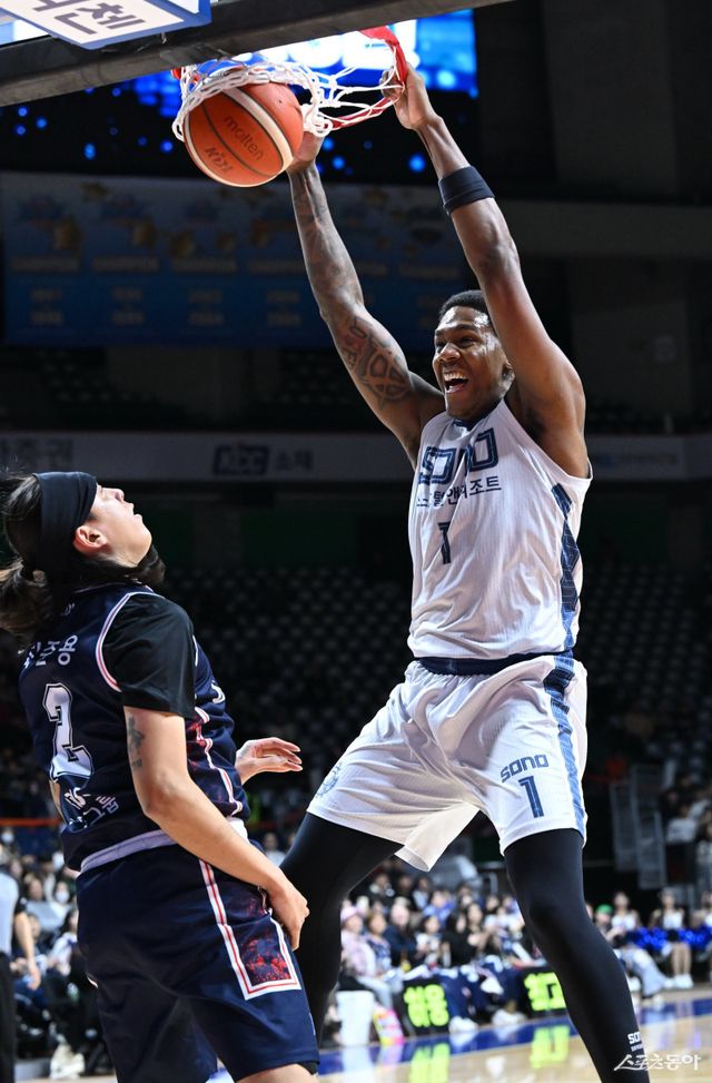 소노 네이던 나이트(오른쪽)가 20일 부산 사직체육관에서 열린 KCC전 도중 최준용을 앞에 두고 강력한 투 핸드 덩크슛을 림에 꽂고 있다. 사진제공｜KBL